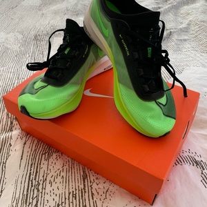 Nike Zoom Fly 3, 8.5 women’s, 7 men’s